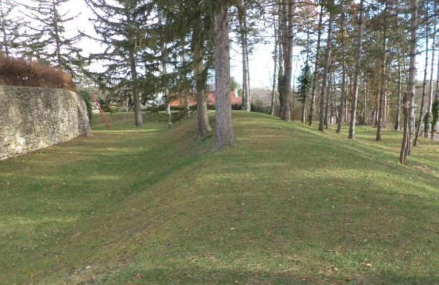 Kastélytető, Hungary