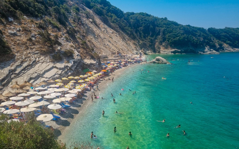 Pulëbardha, Albania