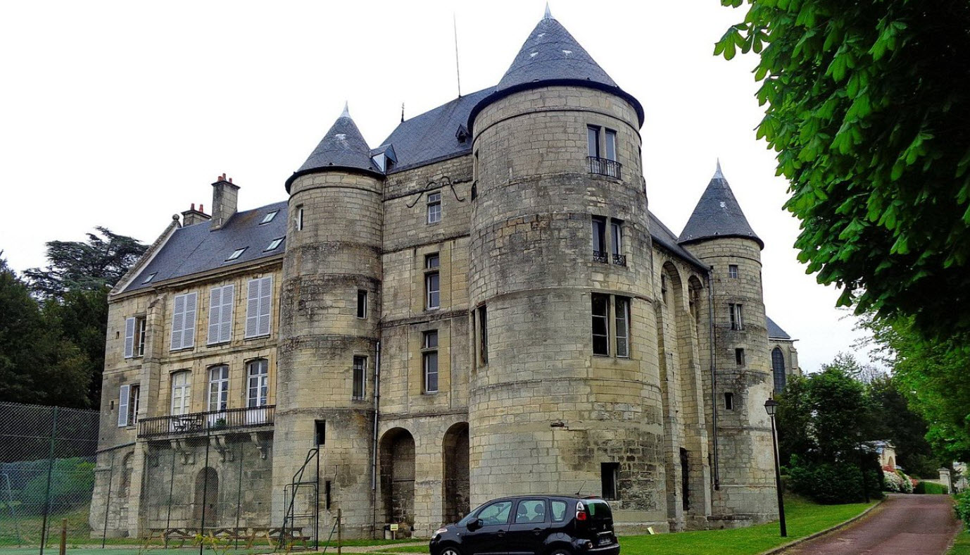 Montataire, France