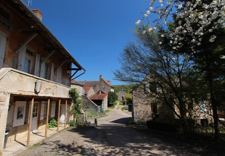 Montceaux-Ragny, France, France