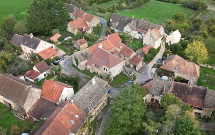 Montceaux-Ragny, France, France