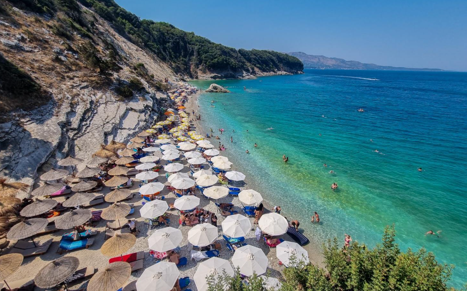 Pulëbardha, Albania