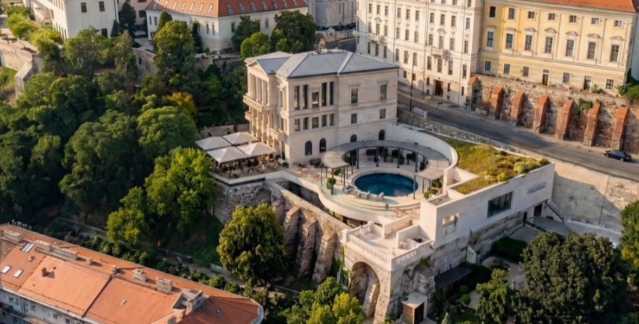Aranybástya, Hungary