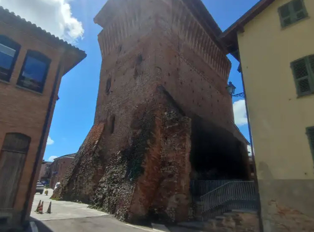 Dongione (o castello-torre) di Carbonara Scrivia, Italy
